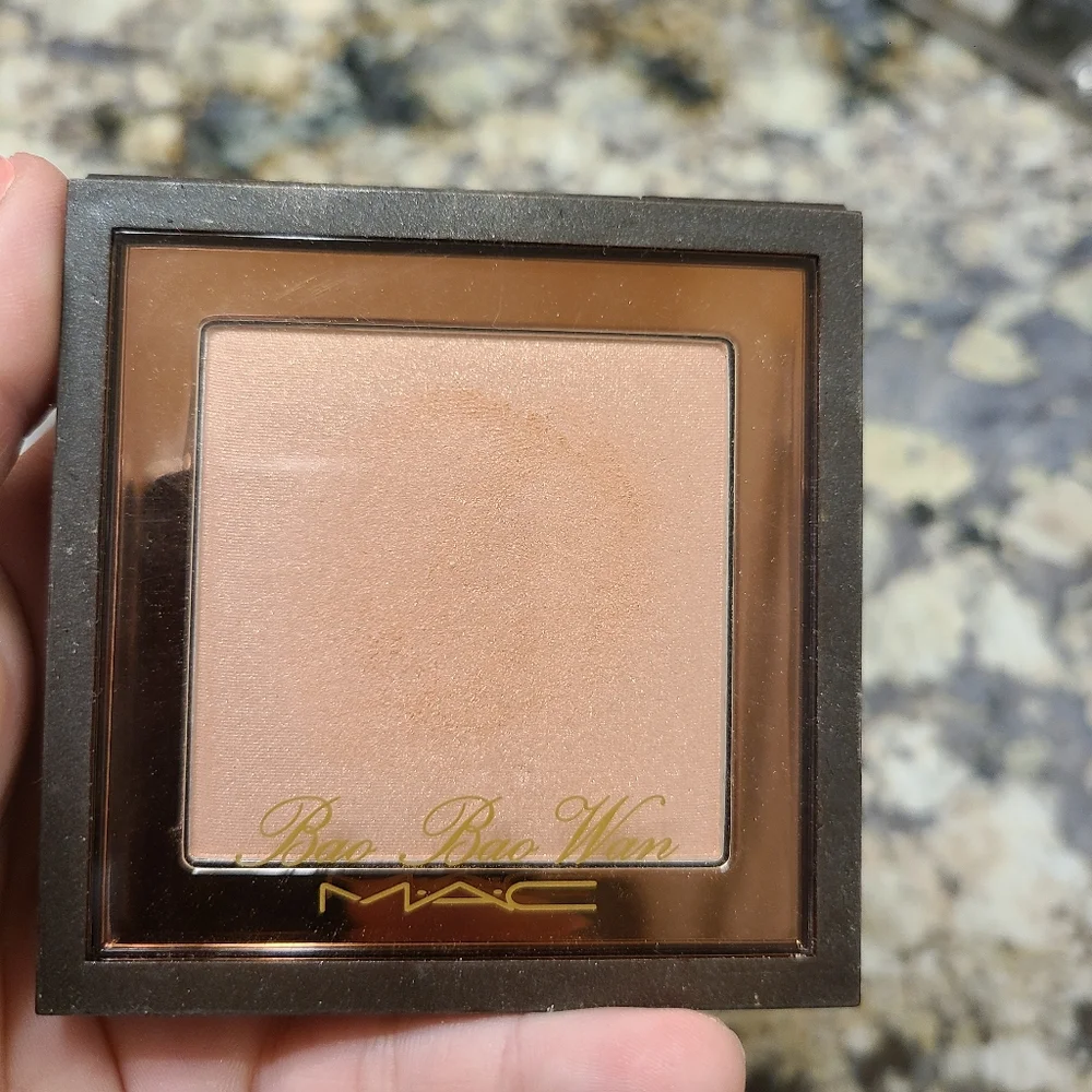 MAC Cosmetics LE Bao Bao Wan Summer Lt Ed Opal Blush Highlighter- light pink